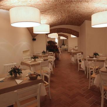 l\'illuminazione degli ambienti è stata risolta con l\'installazione di corpi illuminanti realizzati ad hoc